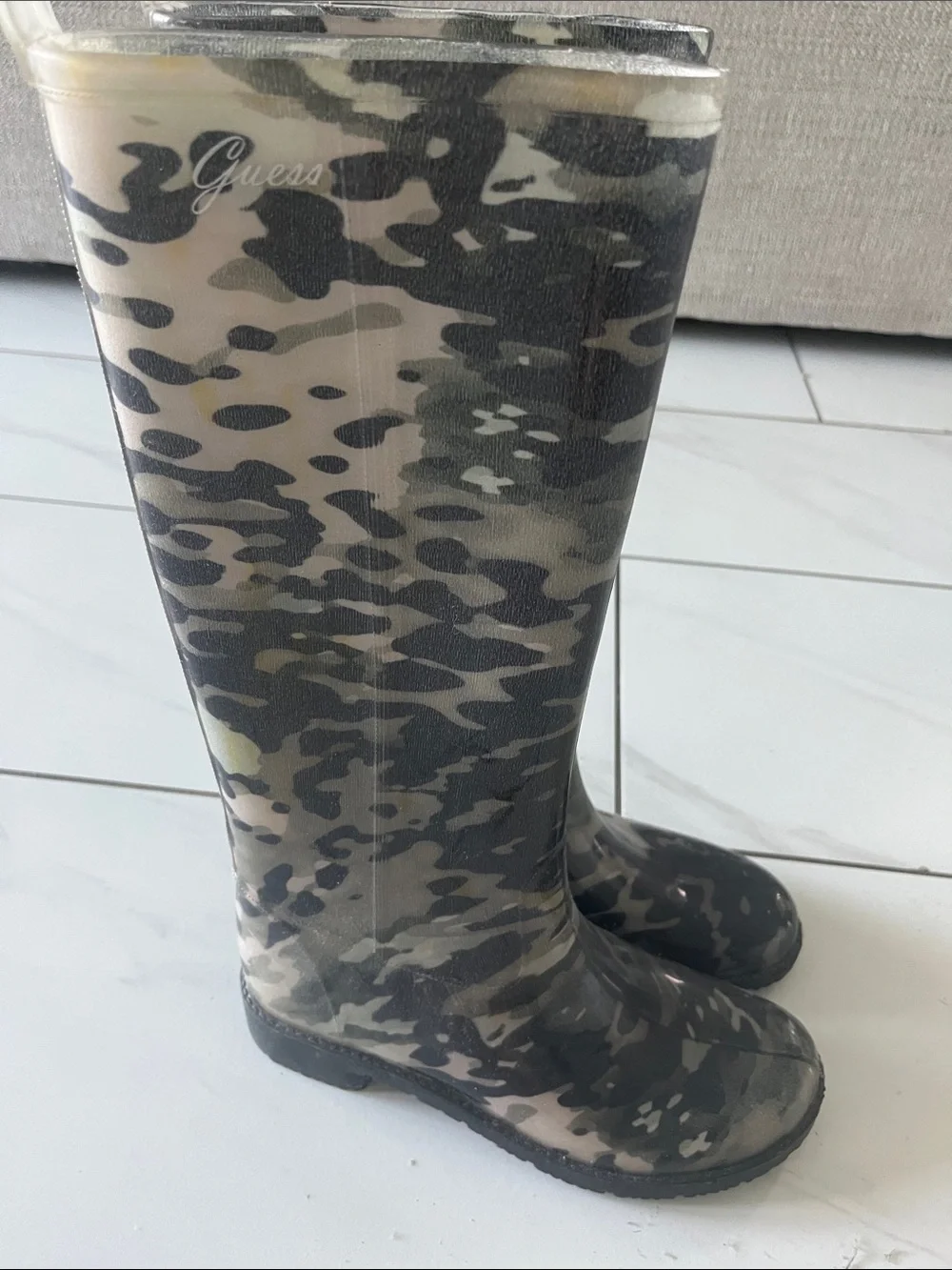 Guess stylish rain